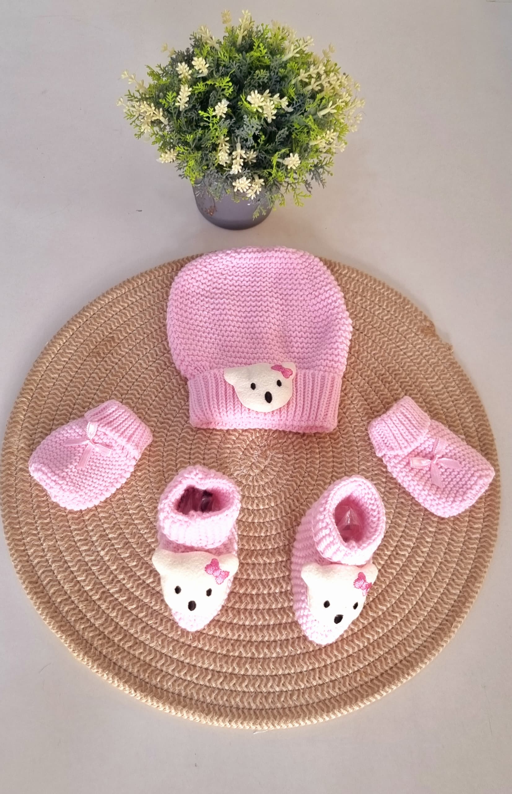 Ensemble de bonnet + moufle +chaussons en tricot