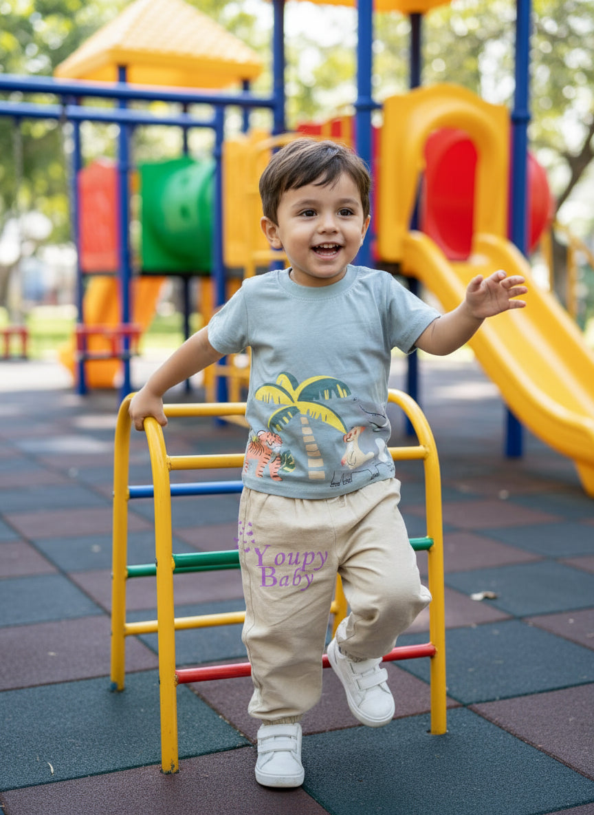 🦁 Ensemble 2 pièces pour garçon – T-shirt imprimé jungle & pantalon beige 🌴