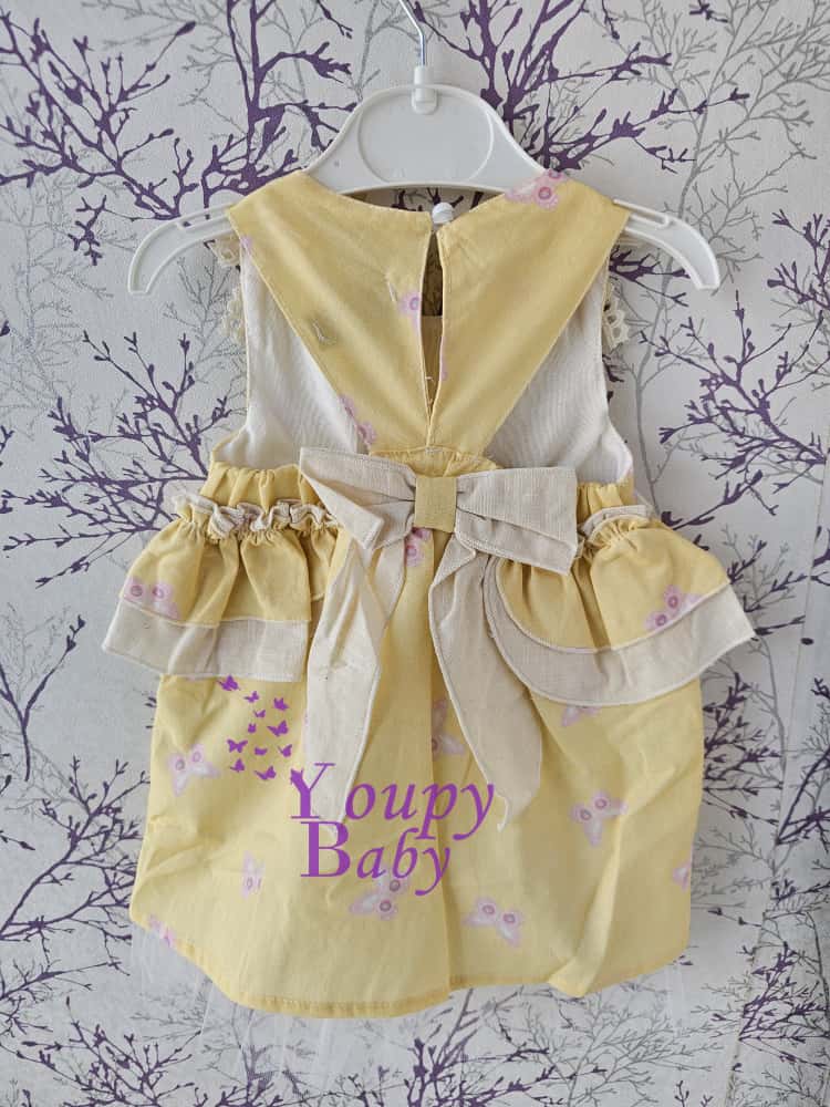 Robe jaune pâle à volants