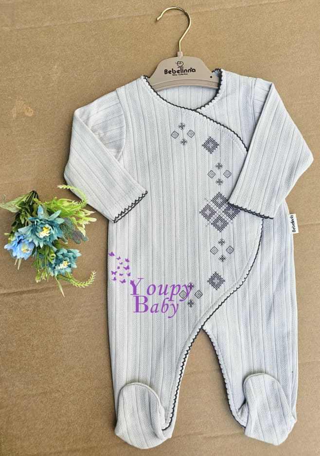 Grenouillère bébé grise avec motifs brodés