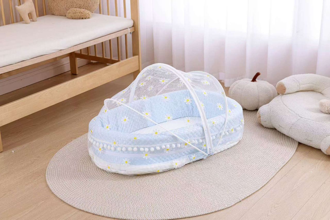 Lit avec moustiquaire